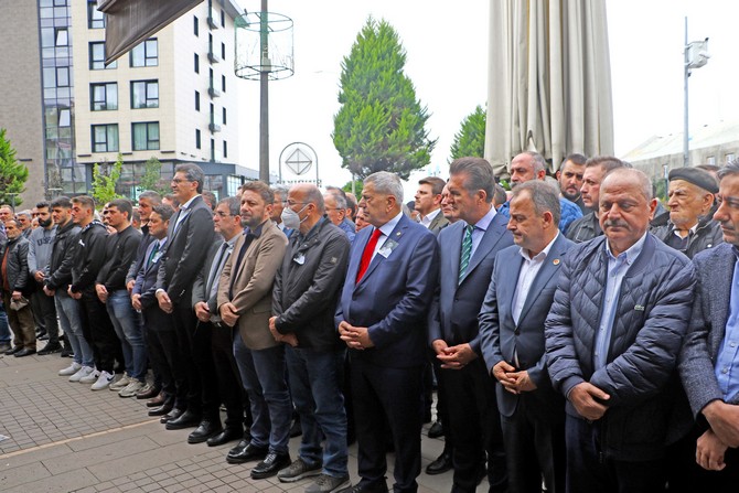 rizede-kalp-krizi-sonucu-hayatini-kaybeden-chp-findikli-ilce-baskani-kadirhan-kadioglu-icin-findikli-merkez-camiinde-ogleden-sonra-cenaze-namazi-kilindi-4.jpg