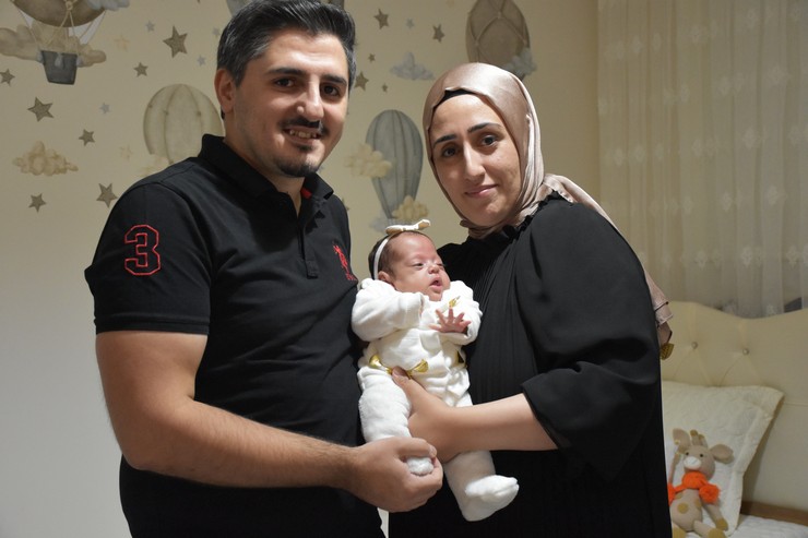 trabzonda-mensure-ve-feyzullah-turkmen-cifti-25-haftalikken-760-gram-olarak-dunyaya-geldikten-hemen-sonra-entube-edilen-bebeklerine-95-gunluk-tedavinin-ardindan-kavustu-2.jpg