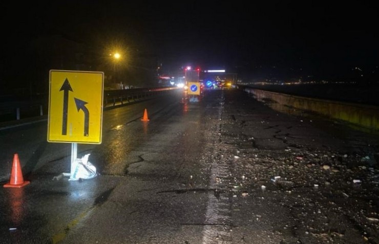 giresunda-dalgalar-nedeniyle-kara-yolunda-cokme-meydana-geldi-2.jpg