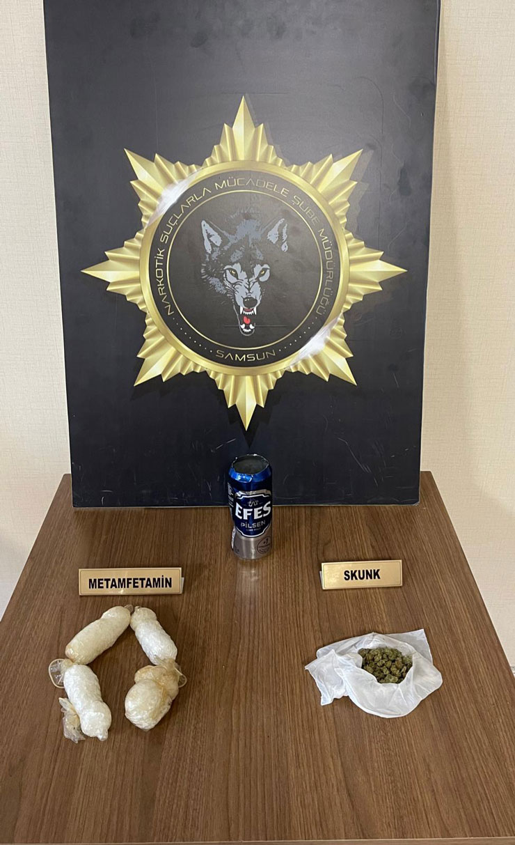 samsunun-ilkadim-ilcesinde-durdurulan-otobuste-yapilan-aramada-yolculardan-aslan-atila-baskanin-cantasinda-prezervatiflerin-icinde-20470-gram-metamfetamin-ve-770-gram-skunk-ele-gecirildi-baskan-gozaltina-alindi-001.jpg
