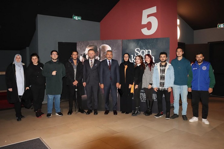 rize-valisi-baydas-ogrencilerle-son-aksam-yemegi-filmini-izledi-4.jpg
