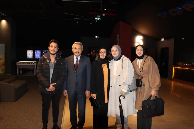 rize-valisi-baydas-ogrencilerle-son-aksam-yemegi-filmini-izledi-5.jpg