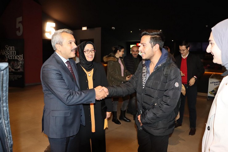 rize-valisi-baydas-ogrencilerle-son-aksam-yemegi-filmini-izledi-7.jpg