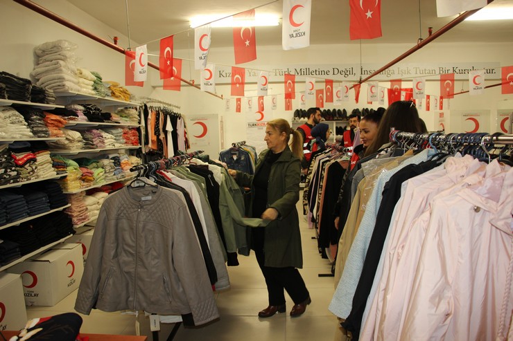 artvinde-ihtiyac-sahibi-universite-ogrencileri-icin-butik-acildi-6.jpg