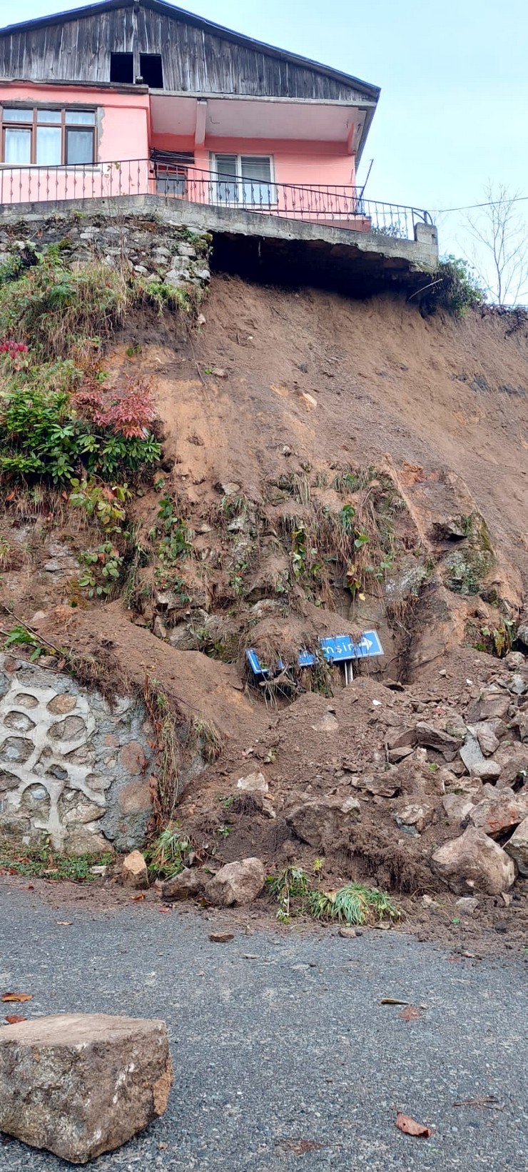 rizede-heyelan-2-katli-evde-hasar-olustu-4.jpg