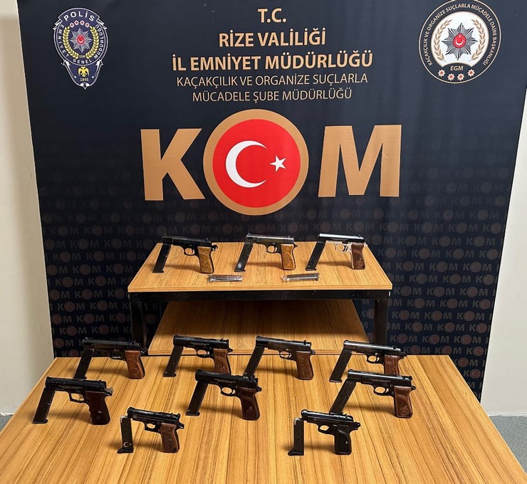 rizede-17-ruhsatsiz-silah-ele-gecirildi-1-kisi-tutuklandi-2.jpg