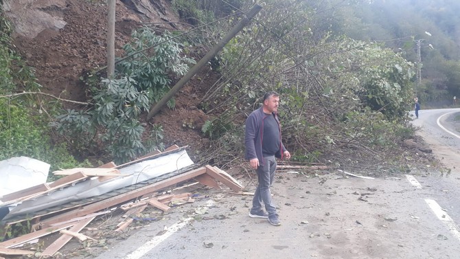 rizenin-hemsin-ilcesinde-etkili-olan-saganak-nedeniyle-heyelan-meydana-geldi-hemsin-pazar-kara-yolunda-yamactan-akan-topragin-altinda-kalan-bos-haldeki-durak-yikildi.jpg