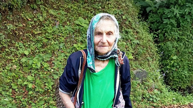 trabzonun-carsibasi-ilcesinde-2-gundur-kayip-olarak-aranan-emine-akgul-90-findik-bahcesinde-olu-bulundu.jpg