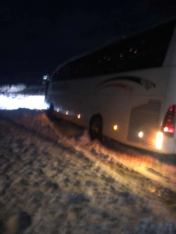 artvinde-otobus-kara-saplandi-yolda-yolcular-mahsur-kaldi-3.jpg