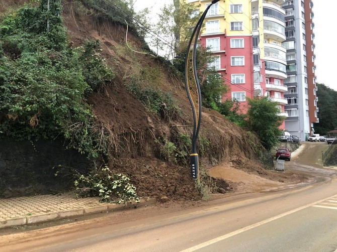 rizenin-pazar-ilcesinde-2-aydir-ara-ara-devam-eden-heyelana-cozum-bulunmasini-isteyen-mahalle-sakinleri-yetkililerden-yardim-istedi-2.jpg