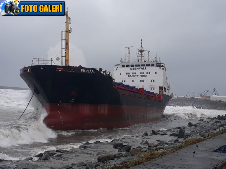 artvinde-firtina-kuru-yuk-gemisi-karaya-oturdu.jpg