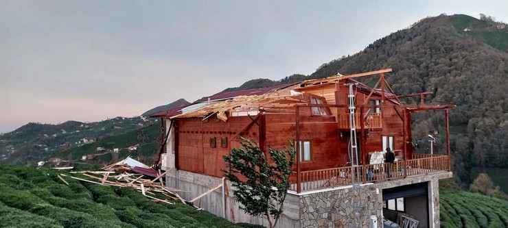 rize-merkeze-bagli-muradiye-beldesinde-siddetli-firtinanin-zarar-verdigi-ahsap-ev-kullanilamaz-hale-geldi-1.jpg