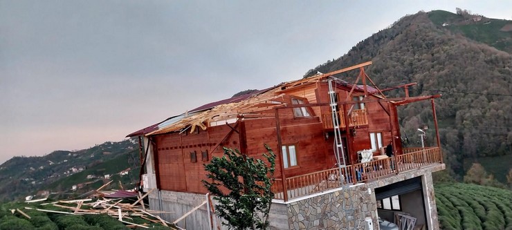 rize-merkeze-bagli-muradiye-beldesinde-siddetli-firtinanin-zarar-verdigi-ahsap-ev-kullanilamaz-hale-geldi-5.jpg