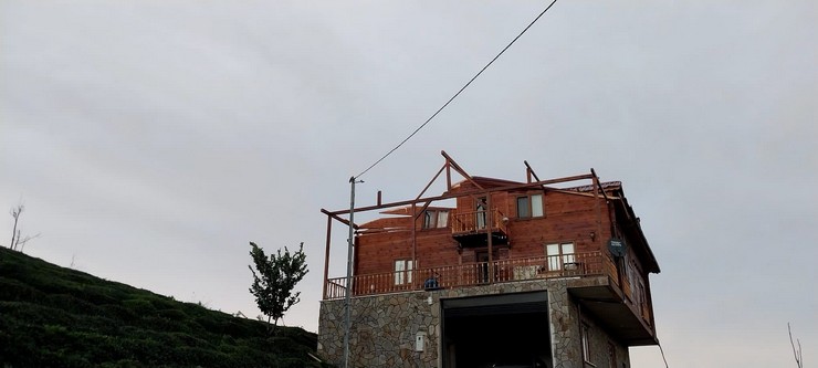 rize-merkeze-bagli-muradiye-beldesinde-siddetli-firtinanin-zarar-verdigi-ahsap-ev-kullanilamaz-hale-geldi-7.jpg
