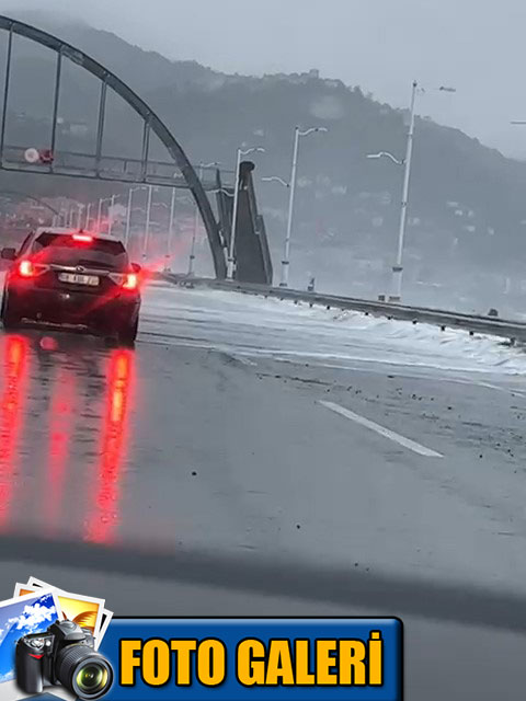 rizede-bu-sabah-denizde-cikan-firtinayla-birlikte-dalgalar-karadeniz-sahil-yoluna-kadar-ulasti-yolun-bir-seridi-ulasima-kapandi-foto-galeri.jpg