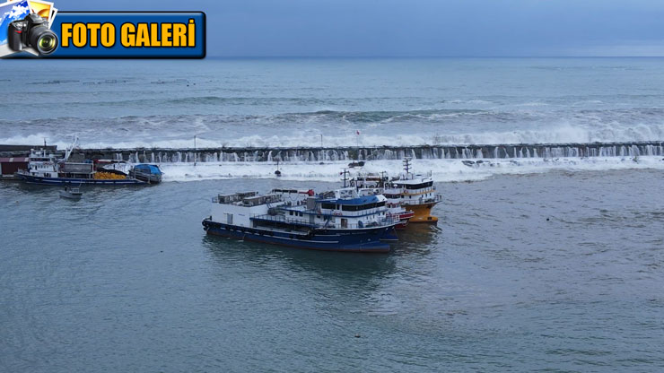 rizede-siddetli-firtina-nedeniyle-gundogdu-mahallesi-balikci-barinaklarinda-biri-tir-olmak-uzere-3-arac-dalgalardan-hasar-gordu-1-kamyonet-denize-dustu-foto-galeri.jpg