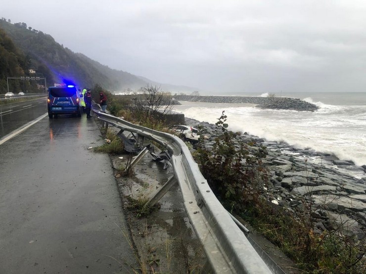 rizenin-findikli-ilcesinde-surucusunun-direksiyon-hakimiyetini-kaybettigi-otomobil-deniz-kenarindaki-kayaliklara-uctu-kazada-surucu-yaralandi-2.jpg