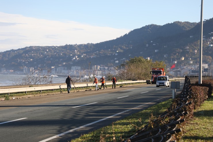 rizede-firtinanin-olusturdugu-dev-dalgalar-nedeniyle-kapatilan-karadeniz-sahil-yolu-cayeli-trabzon-istikameti-ulasima-acildi-2.jpg