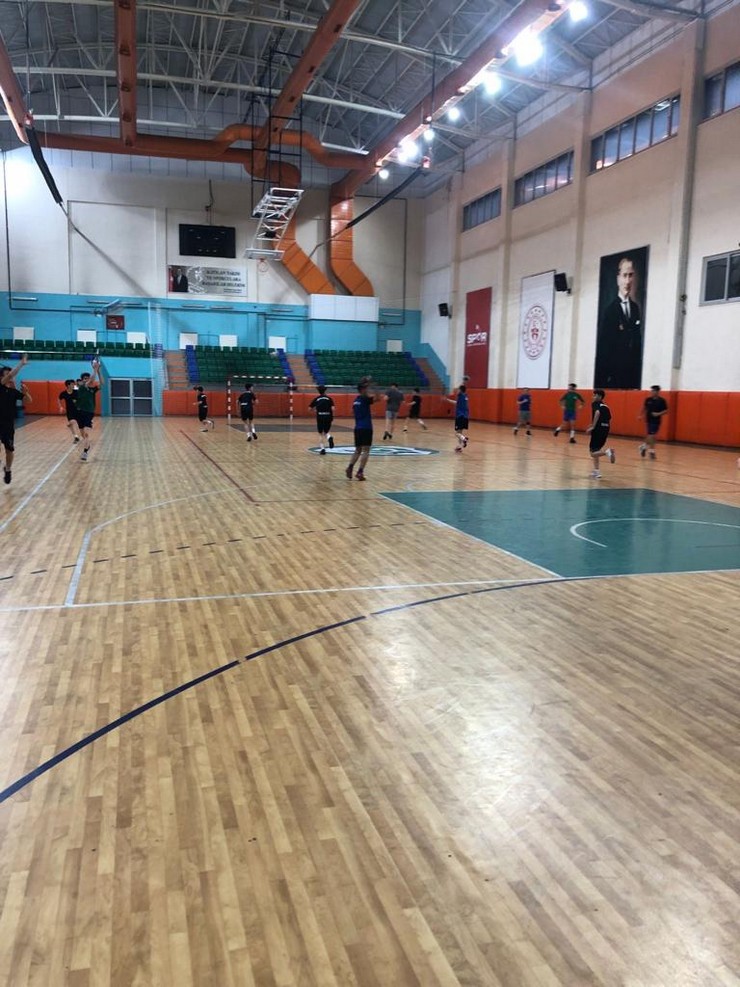 guneysu-spor-hentbol-takimi-antrenmanda-3.jpg