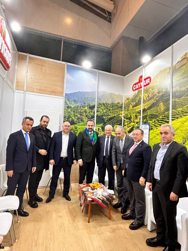 rize-cayinin-essiz-lezzeti-caykur-istanbullularla-bulustu-4.jpg