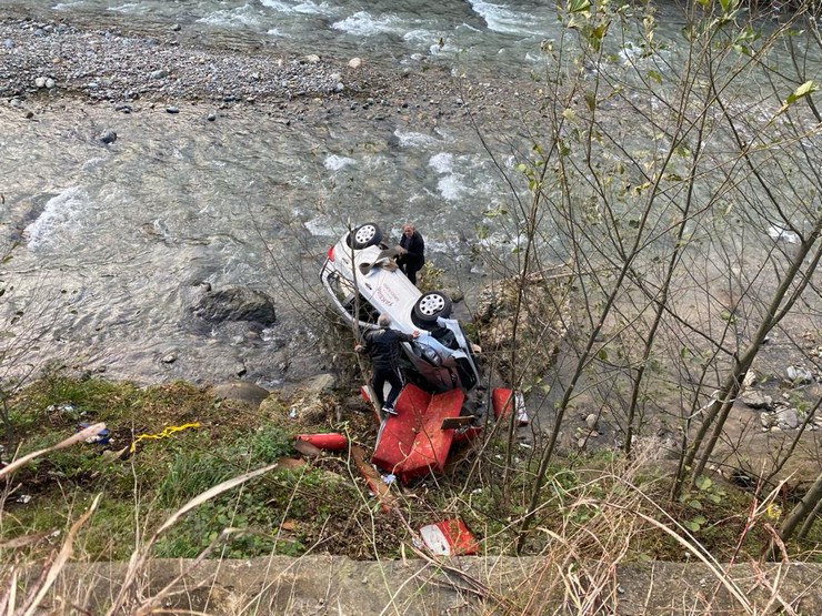 trabzonda-kara-yolunda-egitim-alan-surucu-adayinin-kontrolunu-kaybettigi-otomobil-5-metre-yuksekten-dereye-uctu-kazada-aractaki-1i-surus-egitmeni-3-kadin-yaralandi-4.jpg