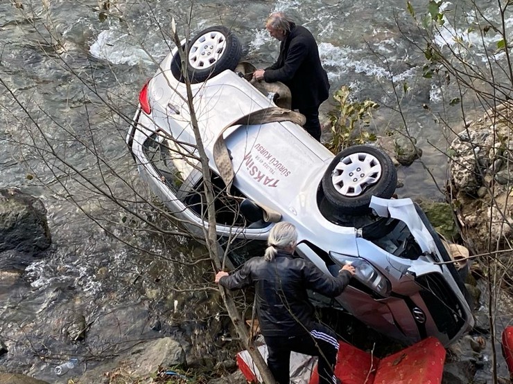 trabzonda-kara-yolunda-egitim-alan-surucu-adayinin-kontrolunu-kaybettigi-otomobil-5-metre-yuksekten-dereye-uctu-kazada-aractaki-1i-surus-egitmeni-3-kadin-yaralandi-5.jpg