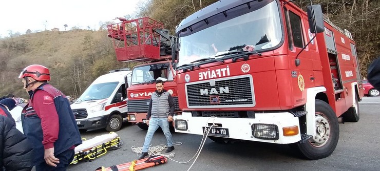 trabzonda-kara-yolunda-egitim-alan-surucu-adayinin-kontrolunu-kaybettigi-otomobil-5-metre-yuksekten-dereye-uctu-kazada-aractaki-1i-surus-egitmeni-3-kadin-yaralandi-9.jpg