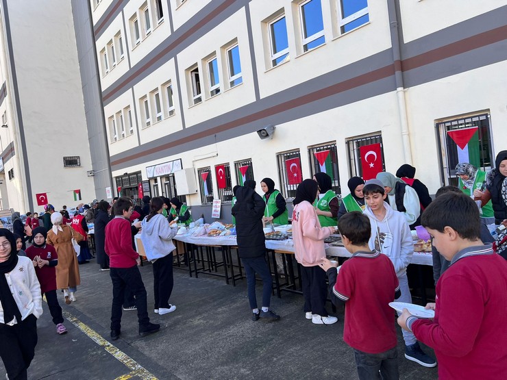 rizede-3-okulda-filistine-destek-amaciyla-kermes-duzenledi-3.jpg