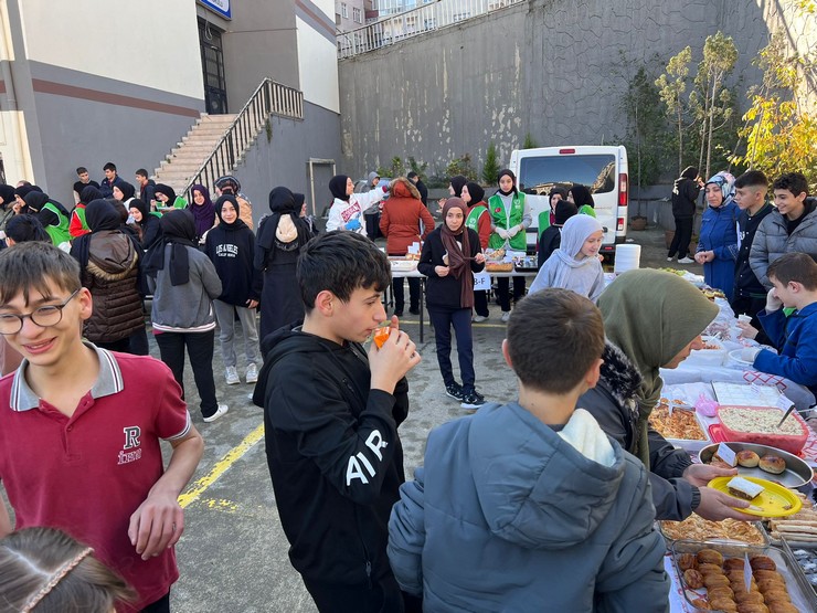 rizede-3-okulda-filistine-destek-amaciyla-kermes-duzenledi-4.jpg