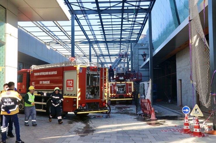 trabzonda-alisveris-merkezinin-dis-cephesinde-yangin-cikti-3.jpg
