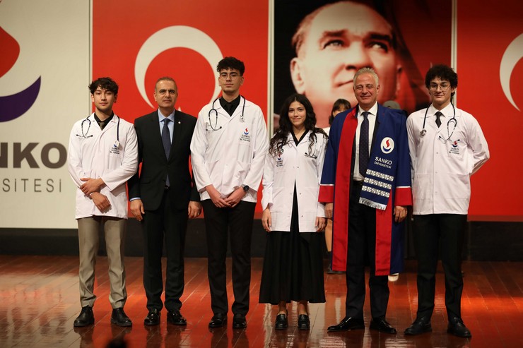 sanko-universitesi-tip-fakultesi-beyaz-onluk-giyme-toreni-7.jpg