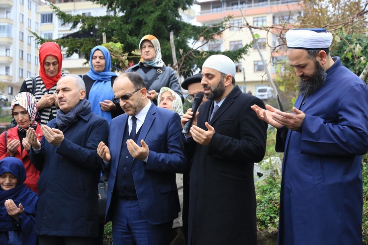 rize-belediyesi-eski-baskan-yardimcisi-ve-ak-parti-eski-il-baskan-yardimcisi-osman-karavin-vefatinin-7-yilinda-mezari-basinda-anildi-4.jpg