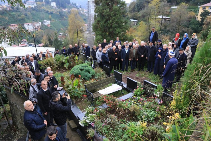 rize-belediyesi-eski-baskan-yardimcisi-ve-ak-parti-eski-il-baskan-yardimcisi-osman-karavin-vefatinin-7-yilinda-mezari-basinda-anildi-5.jpg