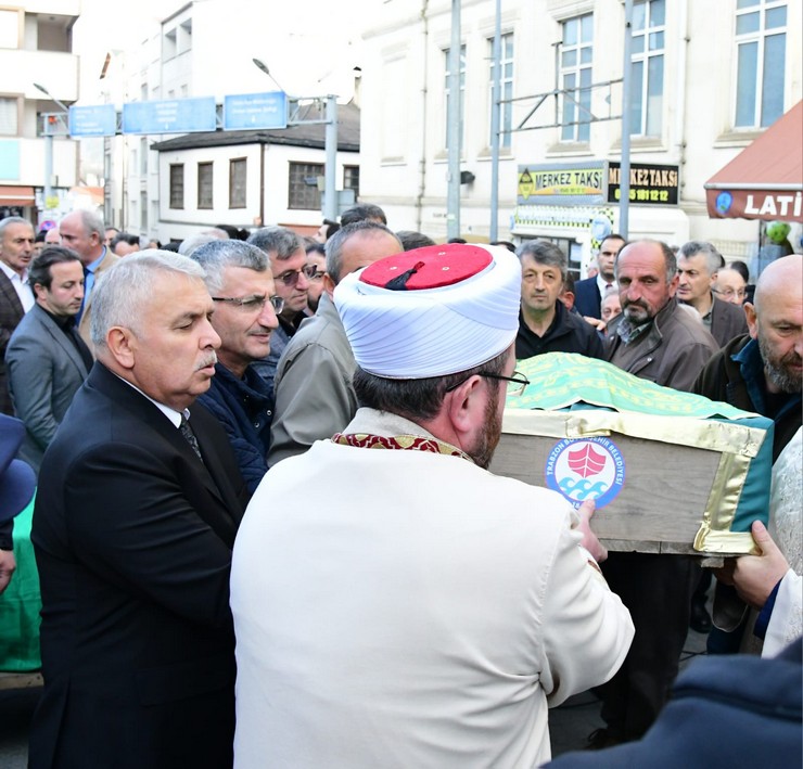rize-eski-valisi-erdogan-bektasin-babasi-osman-bektas-in-cenazesi-1.jpg