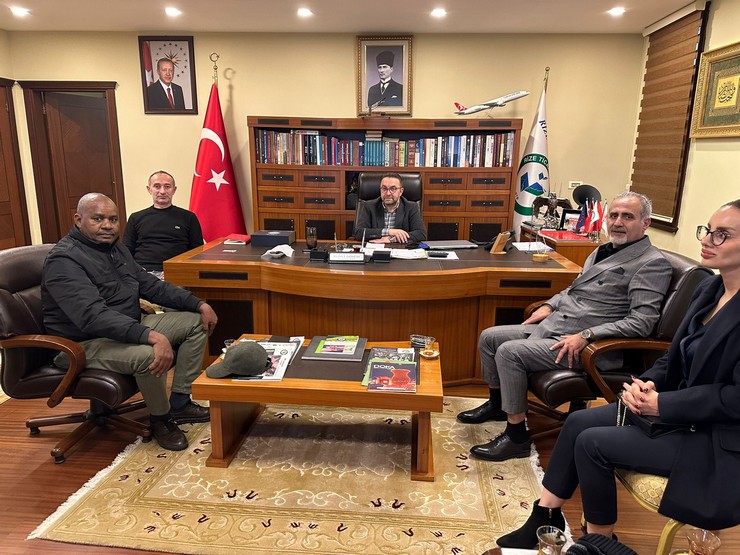 kenya-heyeti-rize-ticaret-borsasini-ziyaret-ederek-borsa-baskani-mehmet-erdoganla-bilgi-alisverisinde-bulundu-4.jpg
