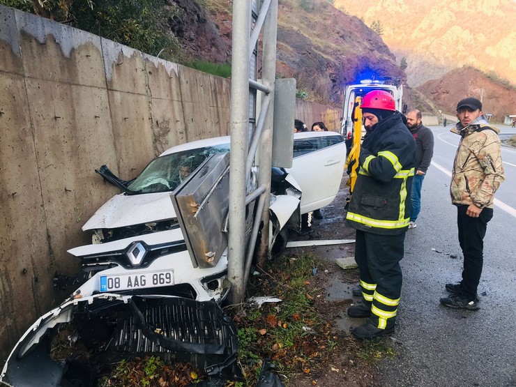 artvinde-duvar-ile-sinyalizasyon-diregi-arasinda-sikisan-otomobilin-surucusu-yaralandi-2.jpg