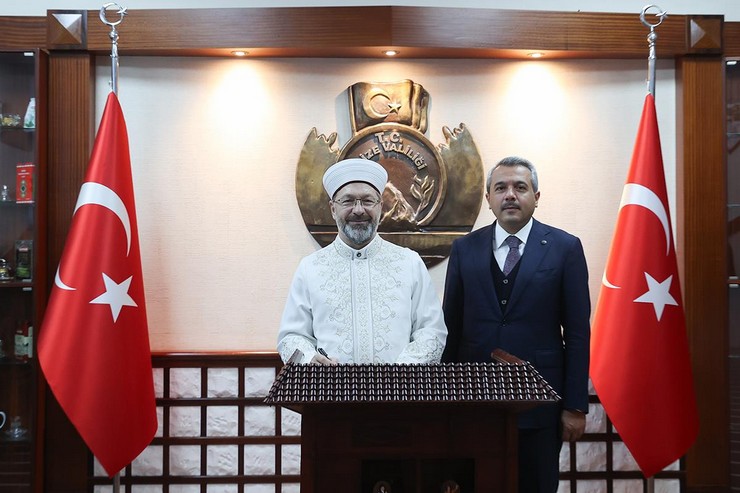 diyanet-isleri-baskani-prof-dr-ali-erbas-rizede-2.jpg