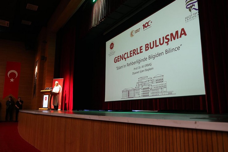 diyanet-isleri-baskani-prof-dr-ali-erbas-rizede-recep-tayyip-erdogan-universitesinde-ogrencilere-islamin-rehberliginde-bilgiden-bilince-baslikli-konferans-verdi-3.jpg