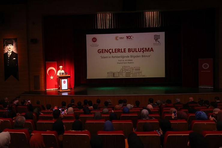diyanet-isleri-baskani-prof-dr-ali-erbas-rizede-recep-tayyip-erdogan-universitesinde-ogrencilere-islamin-rehberliginde-bilgiden-bilince-baslikli-konferans-verdi-4.jpg