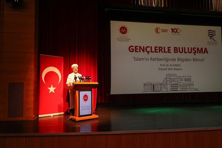 diyanet-isleri-baskani-prof-dr-ali-erbas-rizede-recep-tayyip-erdogan-universitesinde-ogrencilere-islamin-rehberliginde-bilgiden-bilince-baslikli-konferans-verdi-7.jpg