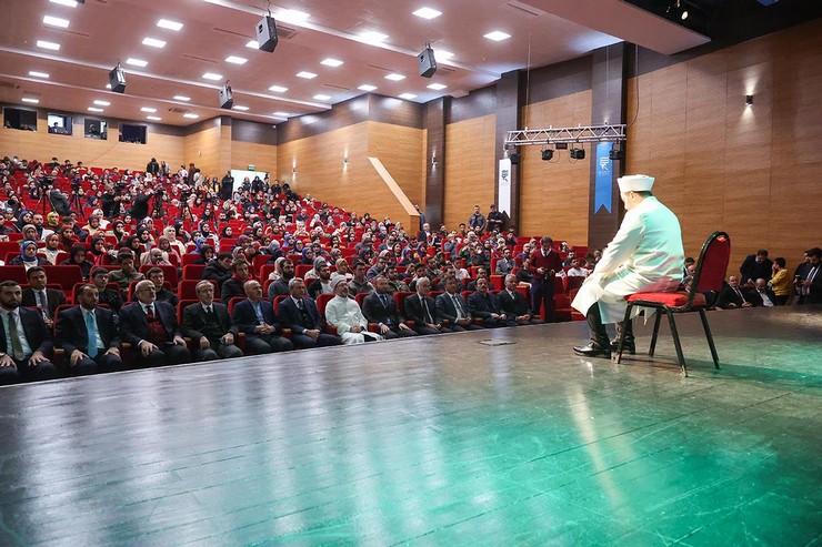 diyanet-isleri-baskani-prof-dr-ali-erbas-rizede-recep-tayyip-erdogan-universitesinde-ogrencilere-islamin-rehberliginde-bilgiden-bilince-baslikli-konferans-verdi-8.jpg