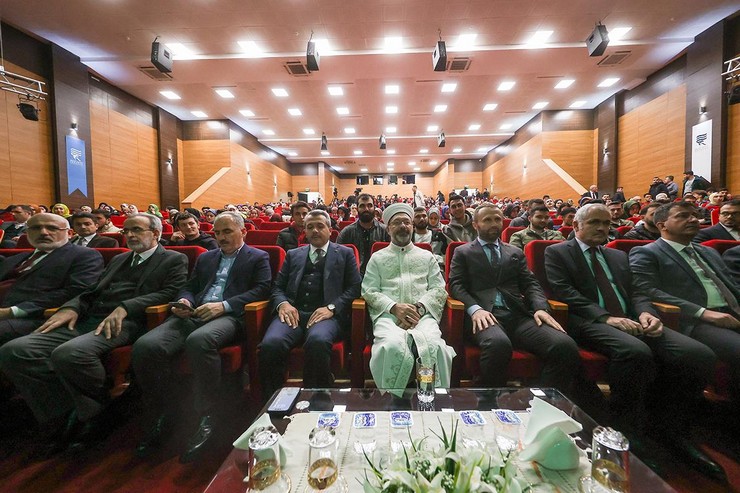 diyanet-isleri-baskani-prof-dr-ali-erbas-rizede-recep-tayyip-erdogan-universitesinde-ogrencilere-islamin-rehberliginde-bilgiden-bilince-baslikli-konferans-verdi.jpg