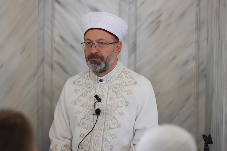 diyanet-isleri-baskani-erbas-rizede-hutbe-irad-etti-5.jpg
