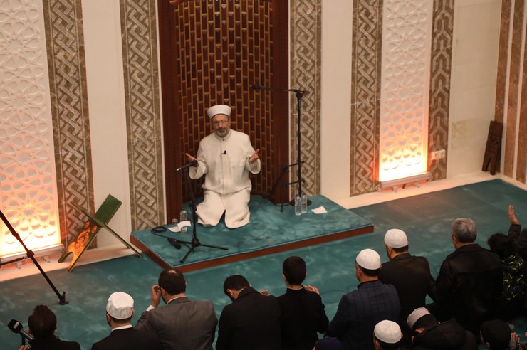 diyanet-isleri-baskani-erbas-rizede-sabah-namazinda-dualarda-bulusuyoruz-programina-katildi-3.jpg