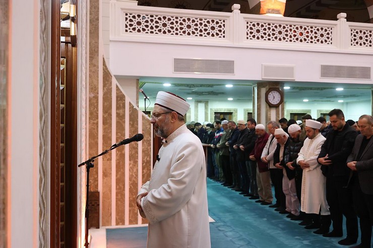 diyanet-isleri-baskani-erbas-rizede-sabah-namazinda-dualarda-bulusuyoruz-programina-katildi-4-001.jpg