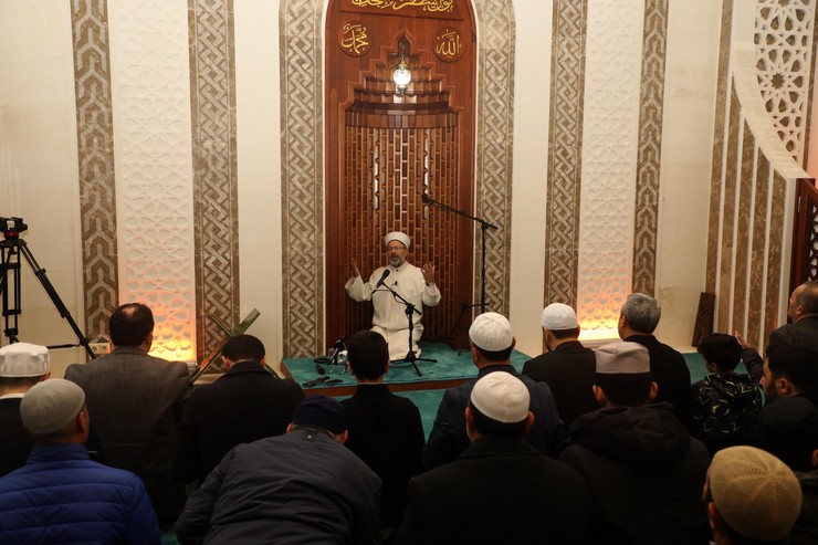 diyanet-isleri-baskani-erbas-rizede-sabah-namazinda-dualarda-bulusuyoruz-programina-katildi-4.jpg