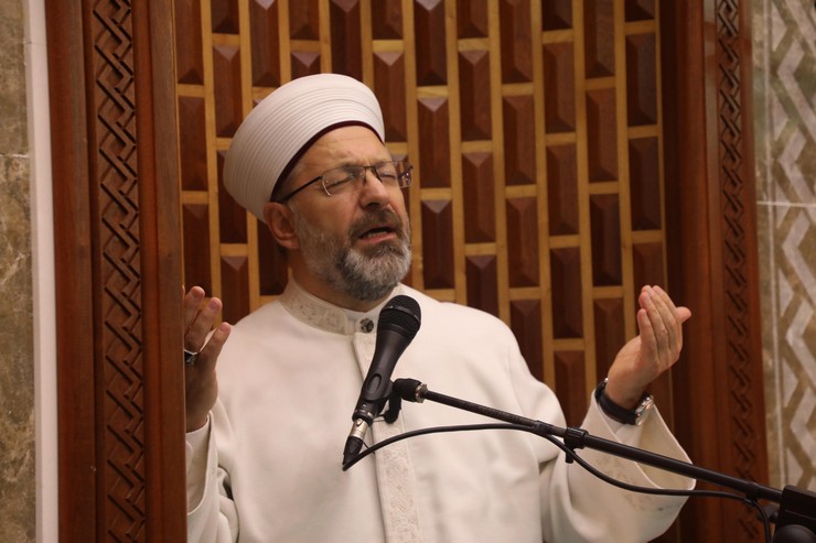 diyanet-isleri-baskani-erbas-rizede-sabah-namazinda-dualarda-bulusuyoruz-programina-katildi-5.jpg