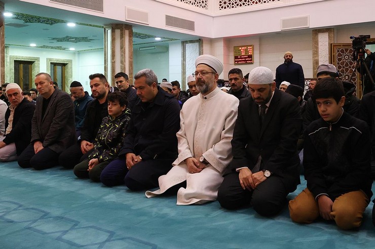 diyanet-isleri-baskani-erbas-rizede-sabah-namazinda-dualarda-bulusuyoruz-programina-katildi-7-001.jpg