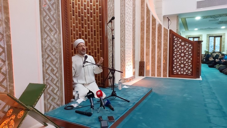 diyanet-isleri-baskani-erbas-rizede-sabah-namazinda-dualarda-bulusuyoruz-programina-katildi-7.jpg