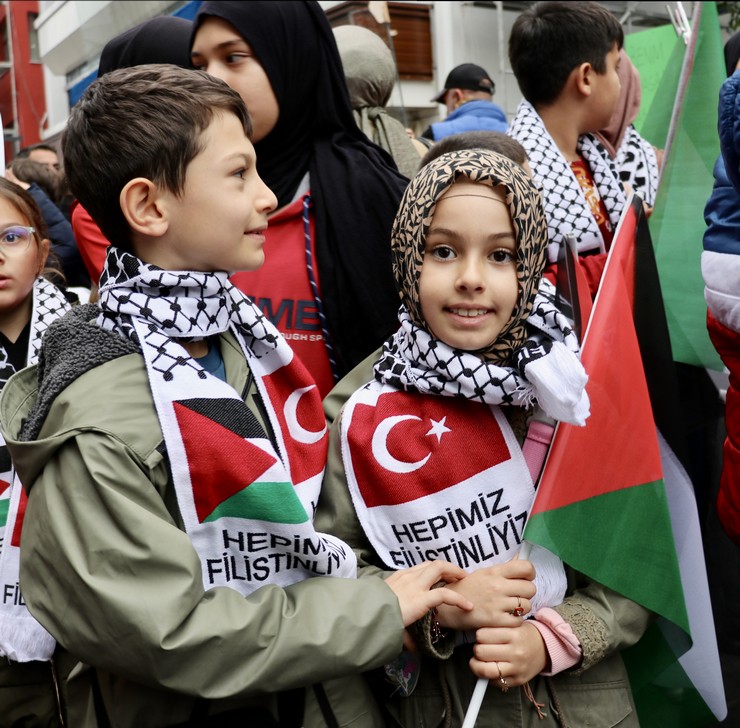 rizede-doktor-adaylari-trabzonda-cocuklar-gazze-icin-yurudu-8.jpg